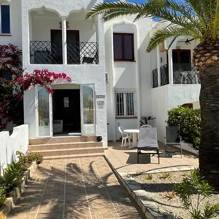 Stunning Modern 2 Bedroom Bunga With Shared Pool Apartamento