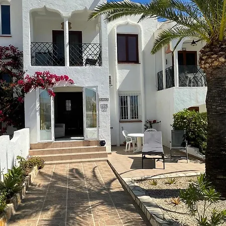 Stunning Modern 2 Bedroom Bunga With Shared Pool *